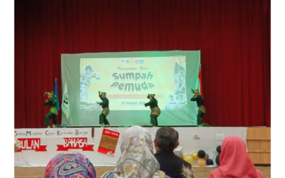 Dosen dan Mahasiswa FIK UM melaksanakan pengabdian masyarakat dalam rangka merayakan Sumpah Pemuda di Singapura