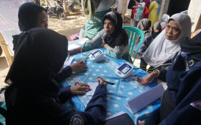 Edukasi Pentingnya Pemantauan Kesehatan Sejak Dini Melalui Pemeriksaan Tensi dan Indeks Massa Tubuh dengan Mahasiswa IKM FIK UM