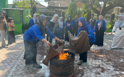 Tingkatkan Kewaspadaan Bencana di Lingkup Sekolah: Dosen dan Mahasiswa Ilmu Kesehatan Masyarakat Melakukan Pelatihan Pemadaman Api dengan APAR pada Guru di SDN Karang Besuki 01