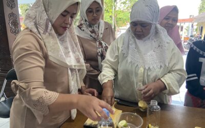 Mahasiswa Ilmu Kesehatan Masyarakat FIK UM Kenalkan Manfaat Kesehatan Infuse Water kepada Warga Bumiaji dan Cara Pembuatannya