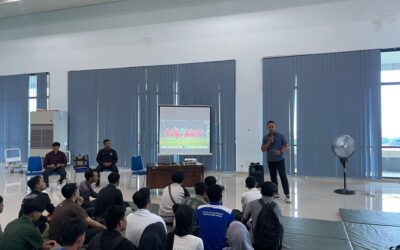 Dosen Praktisi Sofie Imam Faizal, S.Pd Mengajar Pembelajaran Sepak Bola di Prodi PJKR Universitas Negeri Malang