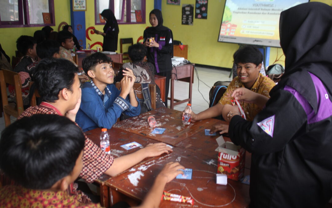 Suarakan BERANI Hentikan Asap Rokok! Dosen dan Mahasiswa IKM UM Edukasi Murid SMP Muhammadiyah 6 Malang Lewat Media Interaktif dan Simulasi