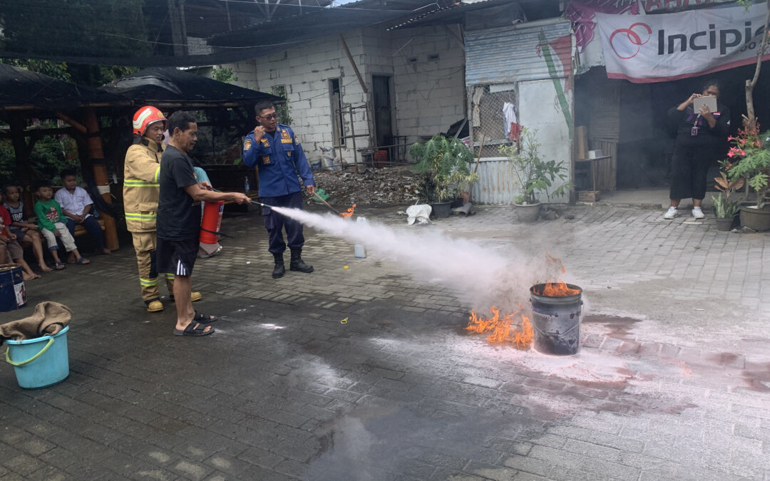 Tim IKM UM Latih Warga Kampung Pulosari Hadapi Kebakaran dengan Metode Konvensional dan Modern